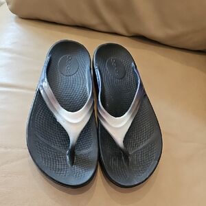 OOFOS Black and White Comfort Sandals